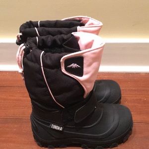 Kids snow boots.